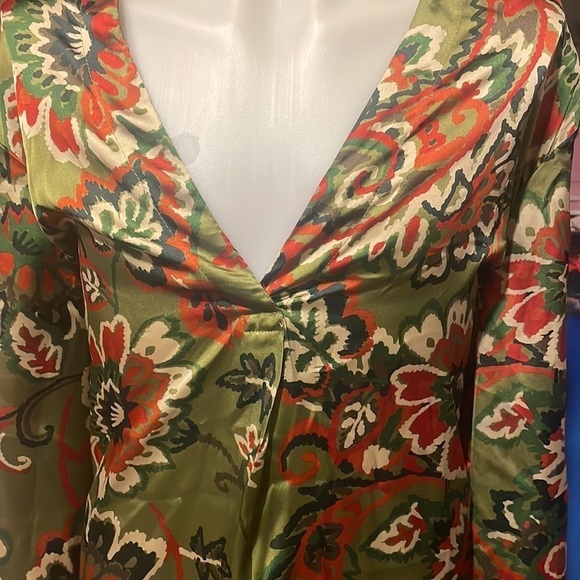 𝅺ZARA Satin Large Pull Over‎ - Picture 2 of 9